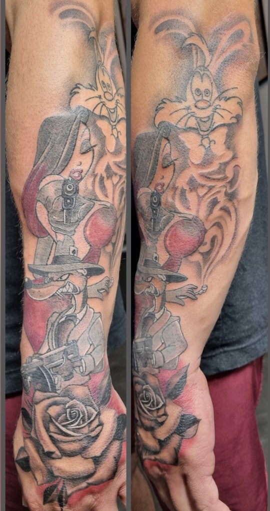 Tatouage couleur graphique réalisé à Issoire par POISON BLEU